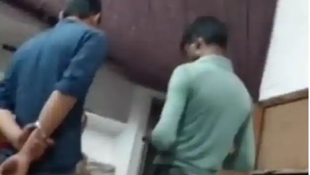 Lucknow News: लखनऊ पुलिस के दारोगा का रिश्वत लेते हुए वीडियो वायरल, देखिए वीडियो
