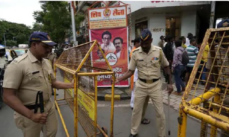 Uddhav government crisis: मातोश्री के बाहर बड़ी संख्या में जुटे शिवसेना समर्थक, हाई अलर्ट पर महाराष्ट्र पुलिस