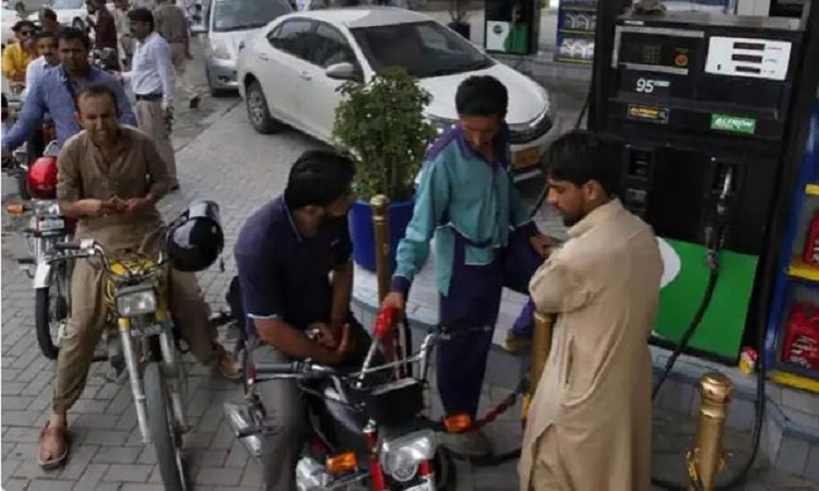Pakistan News: पाकिस्तान की आर्थिक स्थिति बिगड़ी, डीजल 263 तो पेट्रोल की 233 रुपये लीटर हुआ