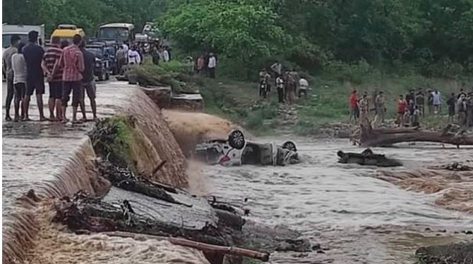 Big Accident in Uttarakhand : पंजाब के पर्यटकों की कार नदी के तेज बहाव में बही, नौ की मौत