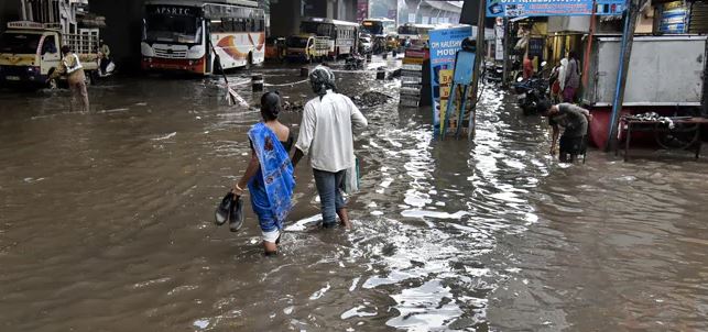 Heavy Rainfall : कर्नाटक के तटीय इलाकों में ‘अत्यधिक वर्षा’ की चेतावनी, मुंबई में बारिश से बुरा हाल
