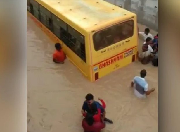 तेलंगाना: बाढ़ के पानी में फंसे 20 बच्चे, परिजनों ने किया रेस्क्यू