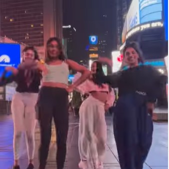 न्यूयॉर्क की सड़को पर लड़ियों ने भारतीय गाने पर मचाया गर्दा