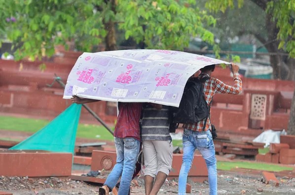 Weather news: मौसम विभाग ने इन राज्यों में जारी किया रेड अलर्ट, राजधानी लखनऊ में भी बारिश का आगाज