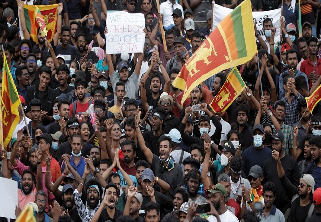 Sri Lanka Crisis Live : श्रीलंका में इमरजेंसी का ऐलान, प्रदर्शनकारियों ने संसद और पीएम हाउस पर धावा बोला