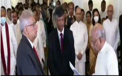 Sri Lanka new PM Dinesh Gunawardena : श्रीलंका के नए PM बने दिनेश गुणावर्धने, विदेश मंत्री और शिक्षा मंत्री रह चुके हैं