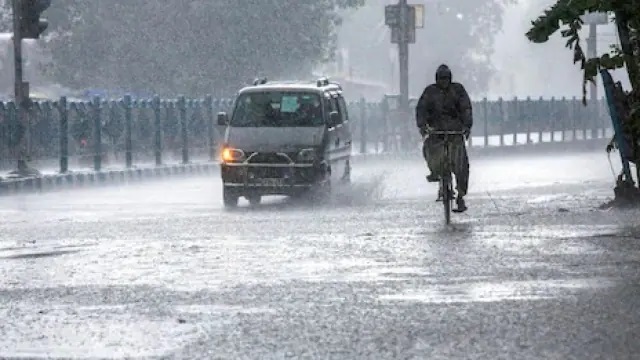 Weather Update: राजधानी लखनऊ समेत इन जिलों में होगी भीषण बारिश, मौसम विभाग ने जारी किया अलर्ट