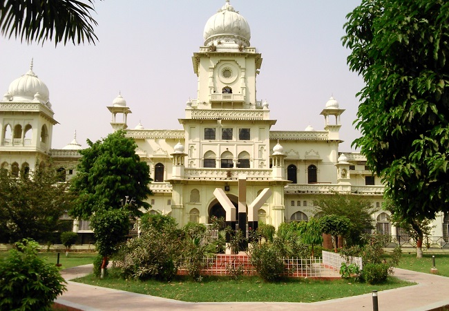 Lucknow University की बड़ी लापरवाही, बीएससी 6 सेमेस्टर भौतिक विज्ञान की परीक्षा में द्वितीय पेपर की जगह पहुंचा तृतीय पेपर
