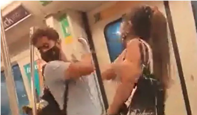 Viral Video : मेट्रो में गर्लफ्रेंड-बॉयफ्रेंड की लड़ाई देख यूजर्स बोले-क्या यही प्यार है…
