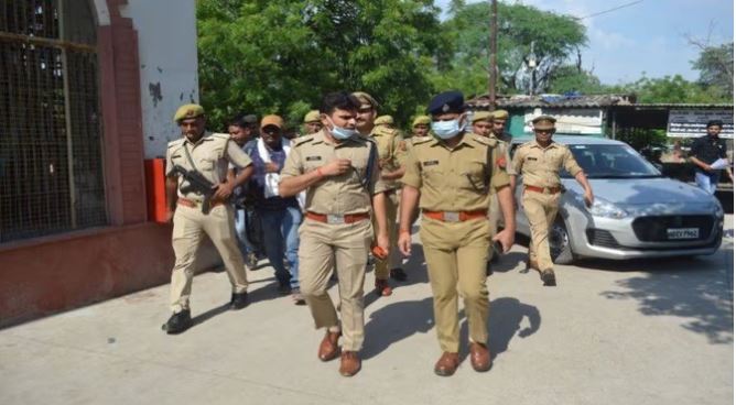 Agra News: दिनदाहाड़े पुलिस पर हमला कर गैंगस्टर को छुड़ा ले गए बदमाश, सिपाही घायल