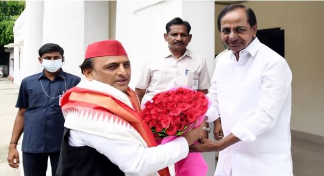 Politics: तेलंगाना के मुख्यमंत्री चंद्रशेखर राव से मिले अखिलेश यादव, जानिए कारण