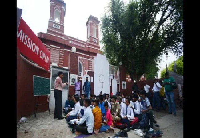 Lucknow : डीएम के हस्तक्षेप से सेंटीनियल के छात्रों को परिसर में मिला प्रवेश, प्राइवेट स्कूल को कराया बंद