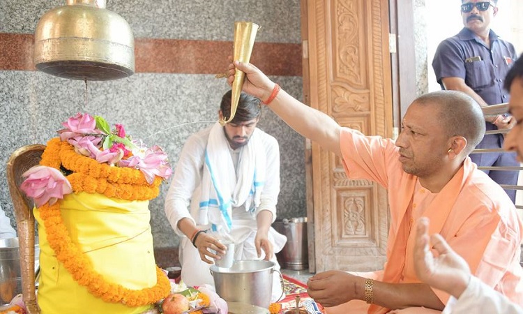 Sawan 2022: मानसरोवर मंदिर में सीएम योगी आदित्यनाथ ने किया रुद्राभिषेक, लोक-कल्याण के लिए की कामना