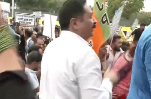 Delhi News: शराब नीति को लेकर भाजपा ने केजरीवाल सरकार को घेरा, सिसोदिया के घर के बाहर प्रदर्शन
