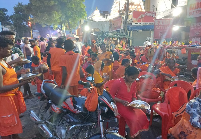 Gorakhpur News : पुर्दिलपुर गोलघर काली मंदिर पर कावड़ियों का हुआ भव्य स्वागत