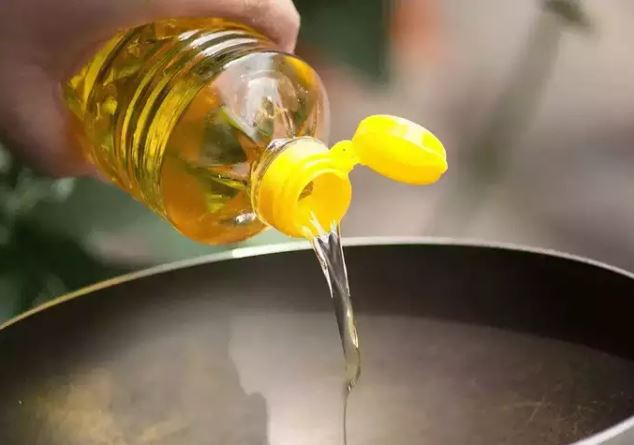 Edible Oil price : सस्ता हुआ खाने का तेल, रसोई में फिर लौटेगी रौनक