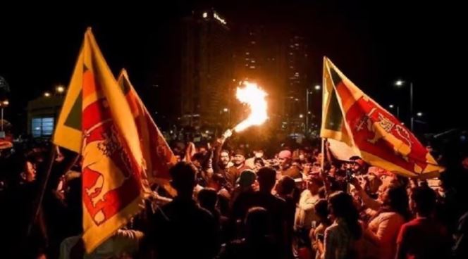 Sri Lanka Economic crisis: राष्ट्रपति गोतबाया के घर में प्रदर्शनकारियों को मिले करोड़ों रुपये, वीडियो में नोट गिनते आए नजर