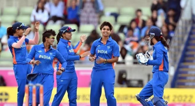 IND-W vs PAK-W T20: भारत की घातक गेंदबाजी के आगे 99 रनों पर ऑलआउट हुई पाकिस्तान की टीम