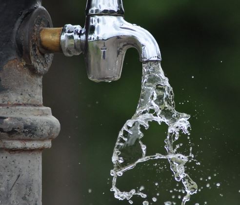 Vastu Tips : घर में पानी को ले कर बन जाता है वास्तु दोष, जानिए इसको दूर करने के उपाय