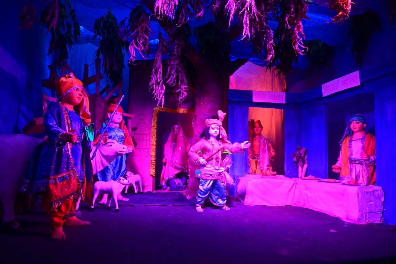 कान्हा ग्वाल बालों के संग गोकुल भ्रमण पर निकले, झांकी में प्रदर्शित किया दृश्य
