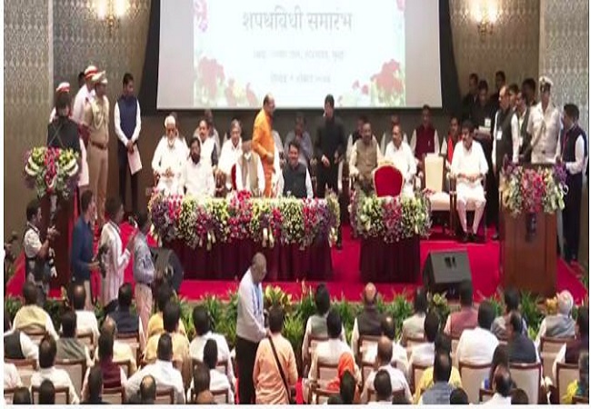 Maharashtra Cabinet Expansion Live : शिंदे कैबिनेट में शामिल 18 मंत्रियों को राज्यपाल भगत सिंह कोश्यारी ने दिलाई शपथ