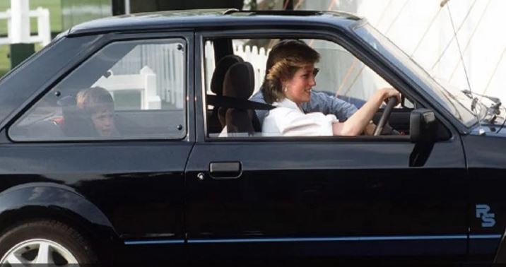 Princess Diana : राजकुमारी डायना की ब्लैक फोर्ड एस्कॉर्ट कार नीलामी में बिकी, कीमत जानकर आप हो जाएंगे हैरान