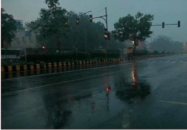 UP Weather Update : लखनऊ में झमाझम बारिश से मौसम हुआ सुहाना, यूपी के इन 20 जिलों में येलो अलर्ट जारी