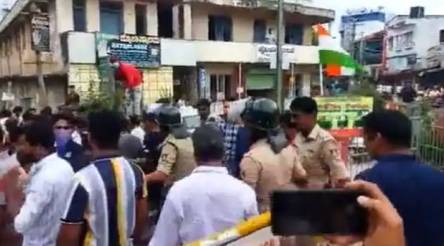 Karnataka News: वीर सावरकर के पोस्टर को लेकर शिवमोगा में तनाव बढ़ा, पुलिस ने किया लाठीचार्ज