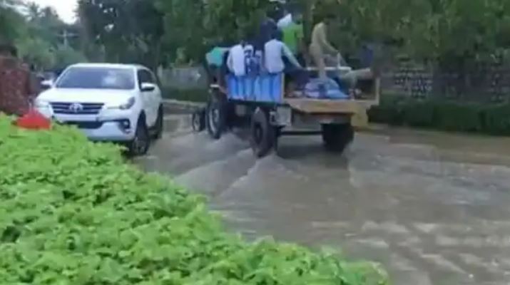 Bangalore Heavy rain: बेंगलुरु में ट्रैक्टर से ऑफिस पहुंच रहे लोग, भारी बारिश के कारण जलजमाव हो गया