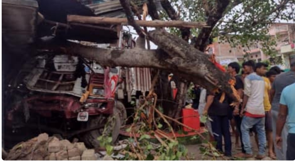 UP News: तेज रफ्तार ट्रक चाय की दुकान पर पलटा, तीन की मौत