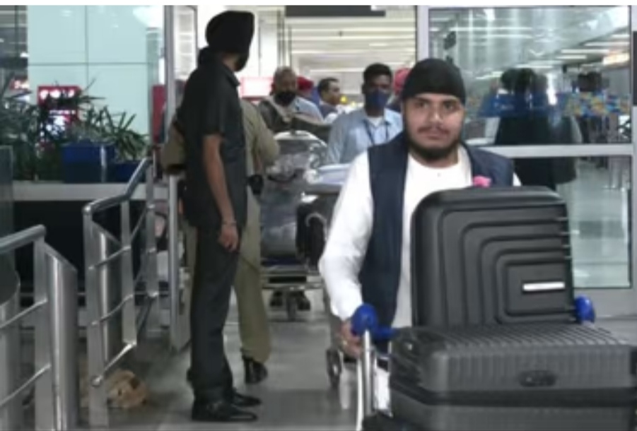 विशेष विमान से 55 अफगानी सिखों को लाया गया भारत, बताया तालिबान की सच्चाई