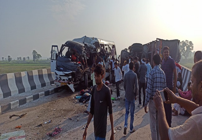 लखीमपुर खीरी में बस और ट्रक की आमने-सामने टक्कर में 10 यात्रियों की मौत , लगभग चार दर्ज़न घायल