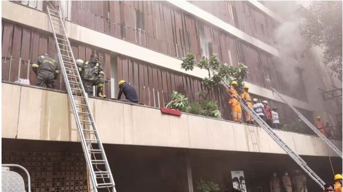 Lucknow News : लखनऊ के होटल लेवाना के सूईट में लगी आग, 2 की मौत, खिड़कियां तोड़कर निकाले जा रहे है लोग