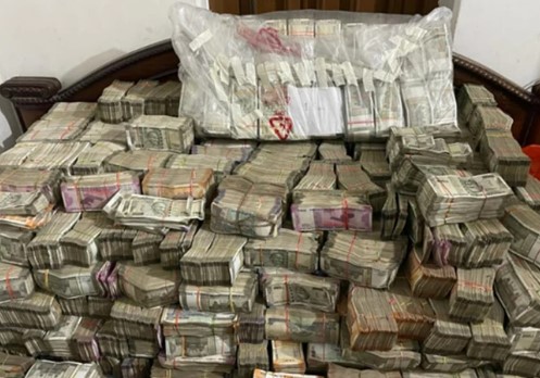 कोलकाता में एक छापे के दौरान इडी को, बेड के नीचे से मिला 7 करोड़ रूपय