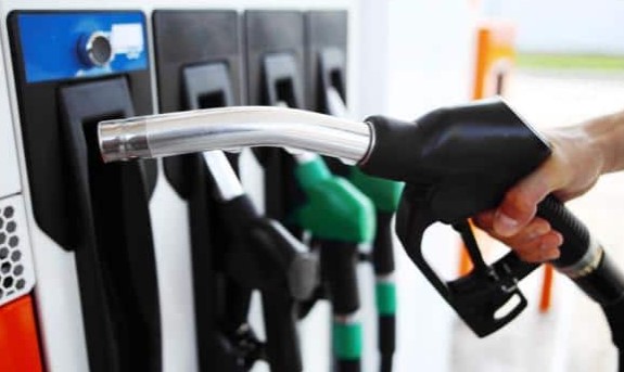 UP Petrol Diesel Price Today: राजधानी के इन जिलों में कम हुई पेट्रोल और डीजल का दाम, जाने आप के जिले में क्या है कीमत  