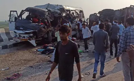 लखीमपुर में यात्री बस और ट्रक की भीषण टक्कर, मौके पर 8 लोगों की मौत जबकि 30 घायल
