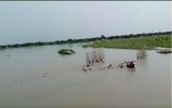 असम में ब्रह्मपुत्र नदी में पलटी नाव, नाव में सवार क़रीब 30 लोग डूबे