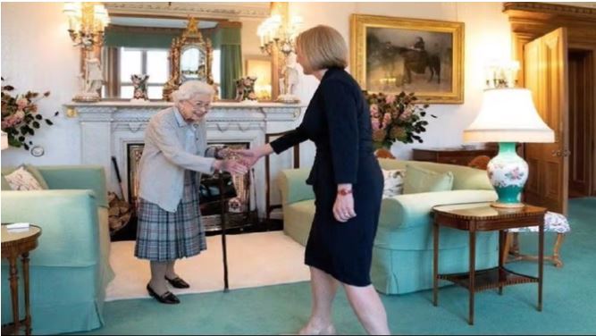 UK PM Liz Truss : लिज ट्रस महारानी से मुलाकात के साथ ही बनीं यूके की प्रधानमंत्री, जल्द नई टीम का करेंगी ऐलान