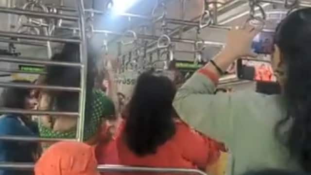 मुंबई की लोकल ट्रेन में महिलाओं ने नवरात्रि के बीच खेला गरबा, Viral Video ने मचाई धूम
