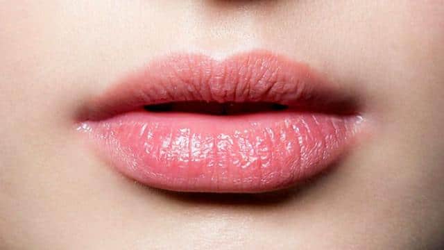 Lips Care :सर्दियों में फट रहें हैं होंठ तो अपनाएं ये घरेलू उपाय