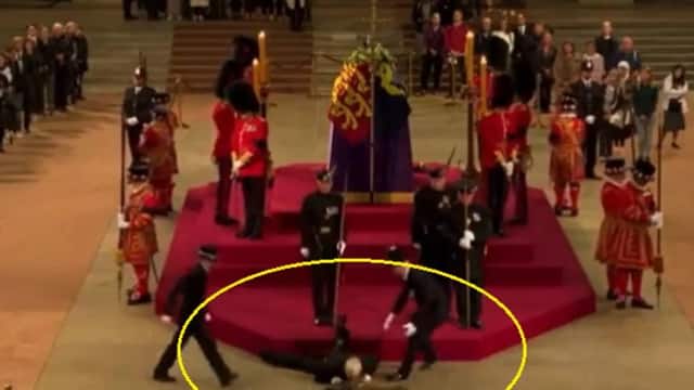 Viral Video : महारानी एलिजाबेथ द्वितीय के ताबूत के पास खड़ा रॉयल गार्ड अचानक गिरा, मचा हड़कंप