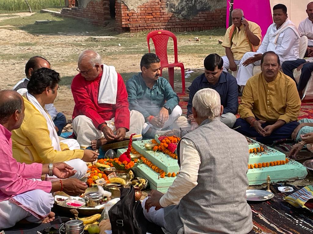 Amethi News : समाजवादी नेता डॉ. शिव हरिविजय त्रिपाठी की 26वीं पुण्यतिथि पर शांति यज्ञ का आयोजन