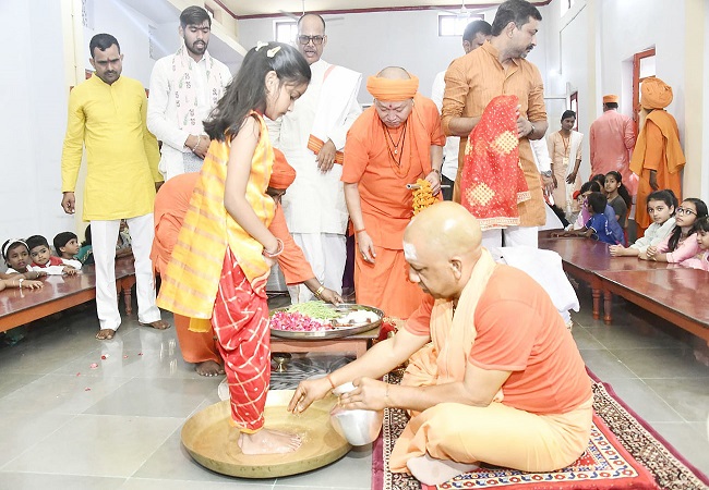 CM Yogi Aditytanath Kanya Puja : नवमी तिथि पर सीएम योगी ने मातृशक्ति के पांव पखारे, खिलाया भोजन, देखें तस्वीरें