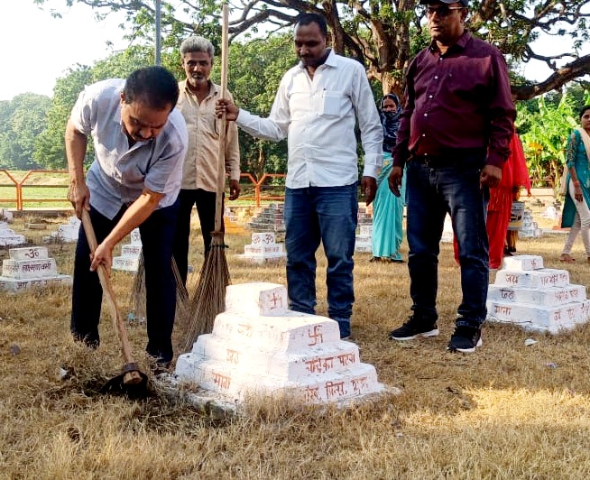 महराजगंज:मुस्लिम चेयरमैन के हाथों में 15 साल से छठी मईया के घाटों को सजाने-संवारने की जिम्मेदारी