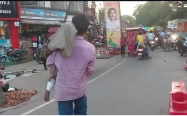 Madhya Pradesh News : भांजी का शव कंधे पर दो घंटे तक लिए भटकता रहा मामा, नहीं मिली एंबुलेंस