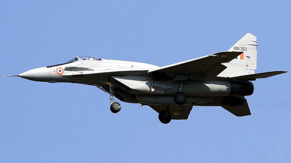 MiG 29K Crash : MIG 29 में आई तकनीकी खराबी तो आसमान से कूदा पायलट और फिर…