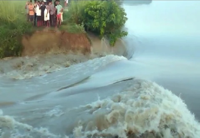 UP News- घाघरा नदी के रौद्र रूप से टूटा रिंग बांध, प्रशासन में मचा हडकंप ,यूपी में भारी तबाही की आशंका
