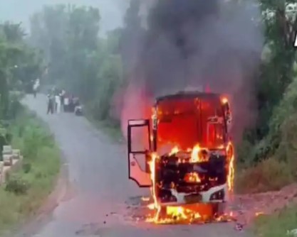 पाकिस्तान: कराची में चलती बस में लगी आग,18 लोग जिंदा जले कई घायल