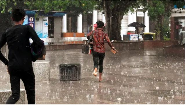 UP Weather Alert : यूपी में तीन दिनों तक होगी झमाझम बारिश, ओले गिरने की चेतावनी