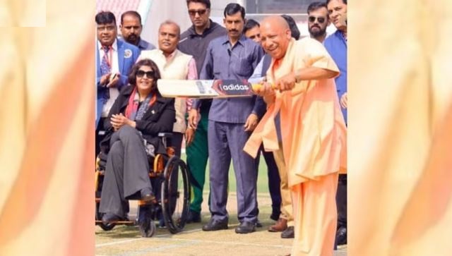UP News: मुख्यमंत्री योगी आदित्यनाथ ने की बल्लेबाजी, कुछ इस तरह खेले शॉट